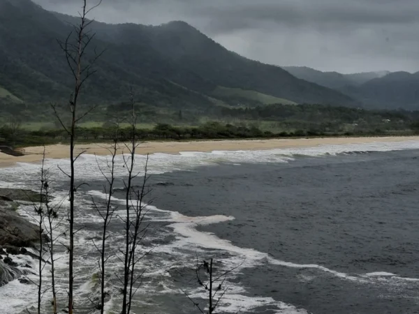 Imagem jornalística sobre a previsão do tempo em Maricá nesta segunda-feira, marcada por temperaturas mais baixas, alta umidade, céu fechado e possibilidade de chuva