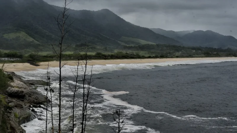 Imagem jornalística sobre a previsão do tempo em Maricá nesta segunda-feira, marcada por temperaturas mais baixas, alta umidade, céu fechado e possibilidade de chuva
