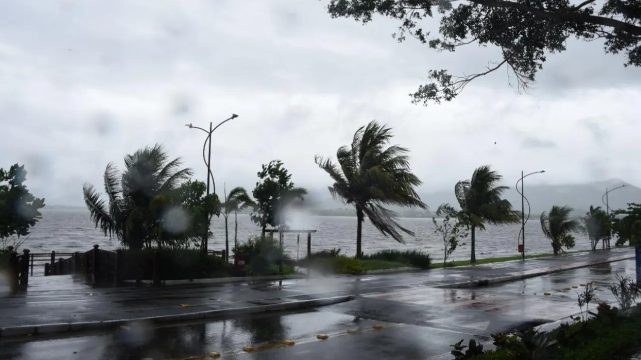 Vista de Maricá com céu nublado e previsão de melhora do tempo nos próximos dias