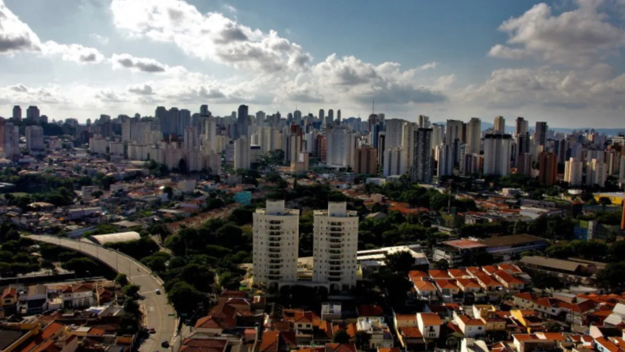 Céu nublado sobre a cidade de São Paulo durante a previsão do tempo para o fim de semana Céu nublado sobre a cidade de São Paulo durante a previsão do tempo para o fim de semana