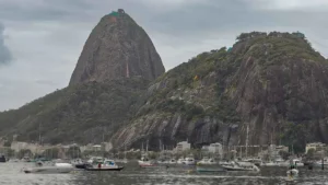 Imagem jornalística para ilustrar a previsão do tempo na cidade do Rio de Janeiro nesta segunda-feira, marcada por chuva, nebulosidade e temperaturas mais baixas