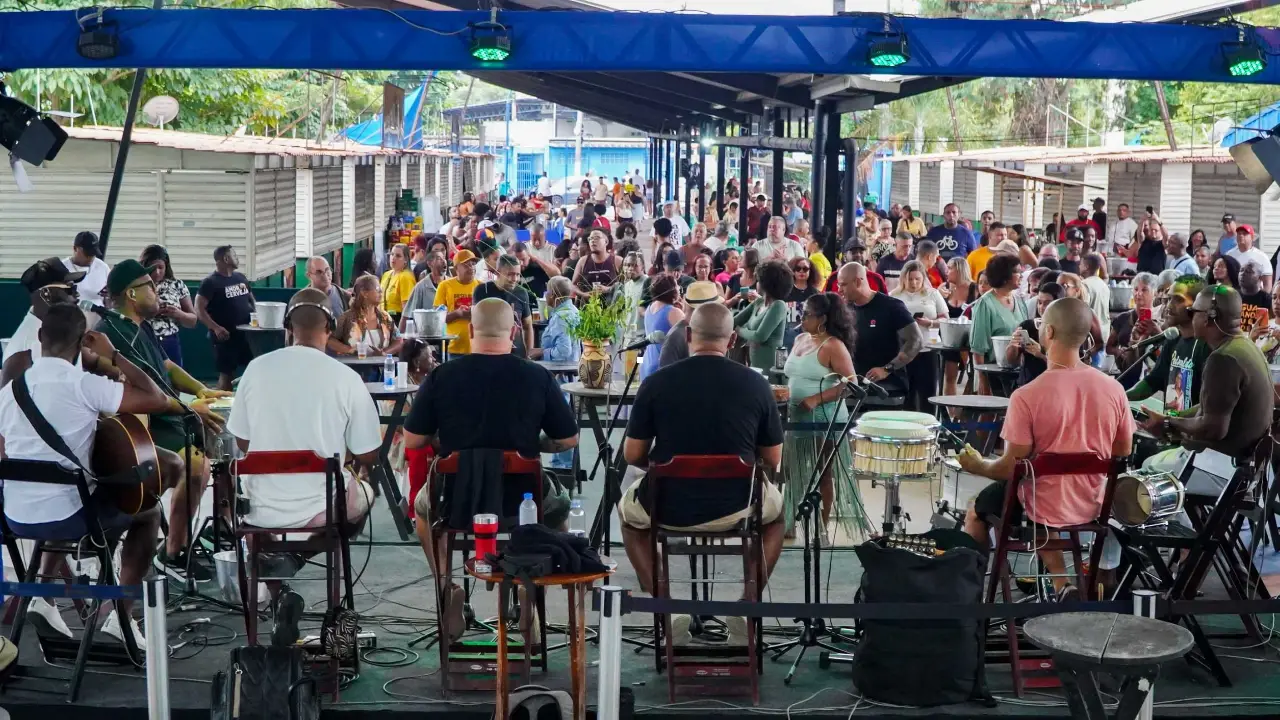 Programação cultural em São Gonçalo reúne teatro no FestCAGE e samba na Feira de Neves