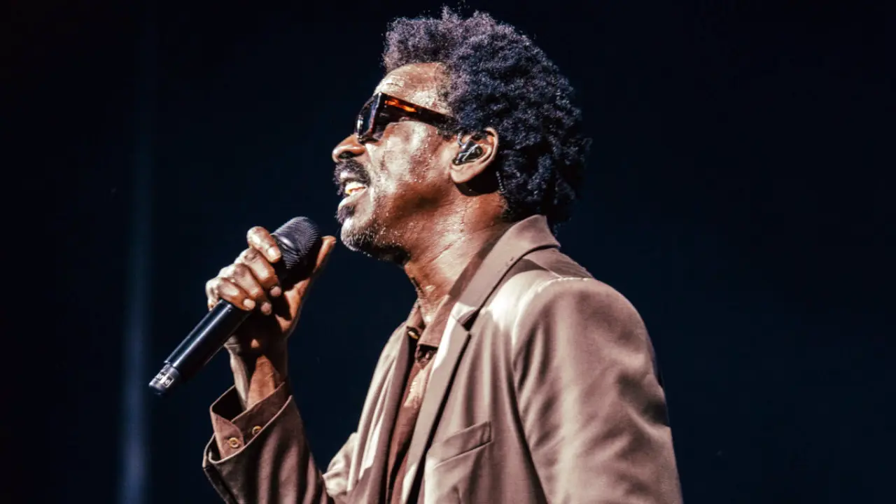 Seu Jorge canta no palco e integra a programação show Rio de Janeiro deste fim de semana