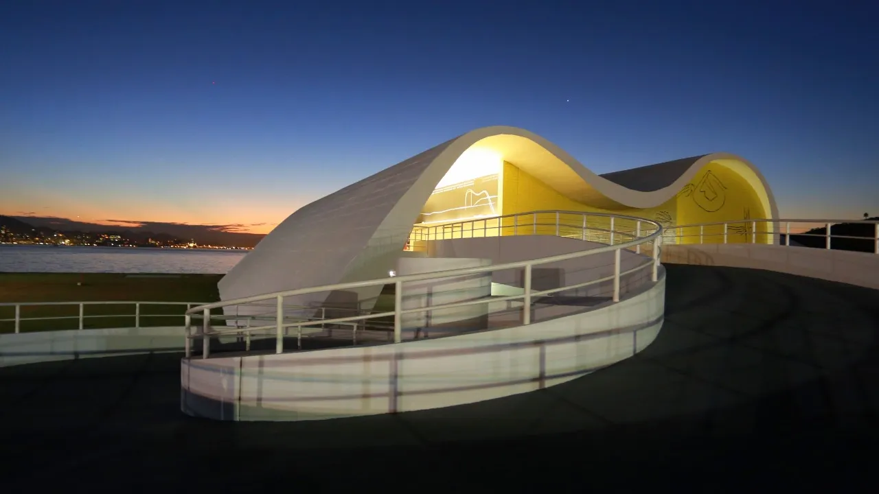Profissionais de bastidores atuam em teatro durante montagem de iluminação e som em Niterói