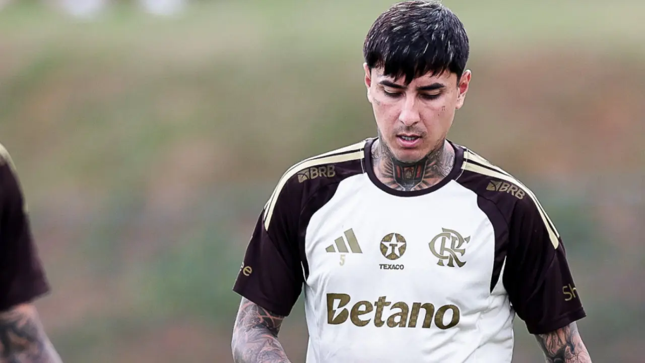 Erick Pulgar durante partida do Flamengo em meio às negociações para renovação do contrato até 2028 Erick Pulgar durante partida do Flamengo em meio às negociações para renovação do contrato até 2028