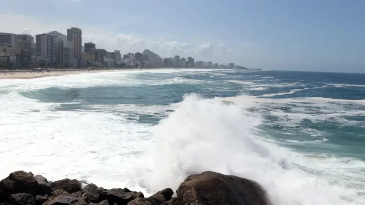 Ondas fortes avançam sobre a faixa de areia durante ressaca na orla do Rio de Janeiro Ondas fortes avançam sobre a faixa de areia durante ressaca na orla do Rio de Janeiro