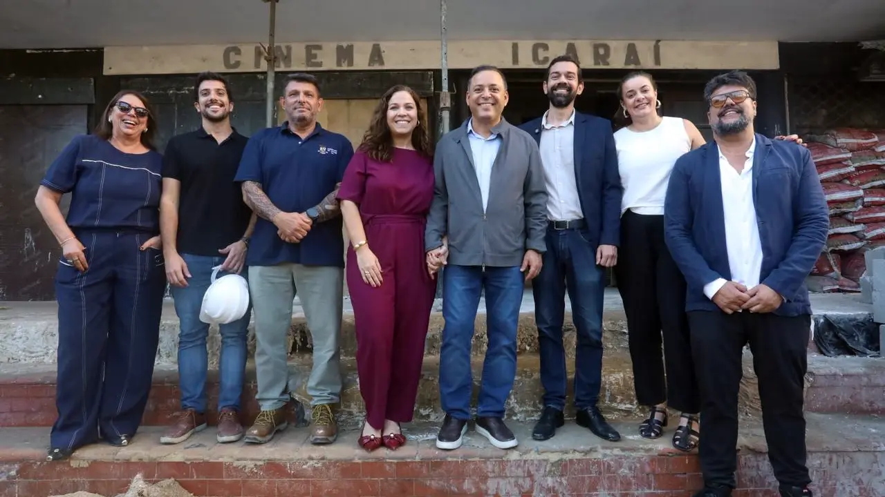 Fachada restaurada do antigo Cinema Icaraí, em Niterói, com as cores originais reveladas após a retirada dos tapumes