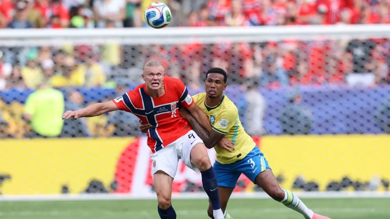 Erling Haaland comemora gol da Noruega contra o Brasil em jogo das oitavas de final da Copa do Mundo