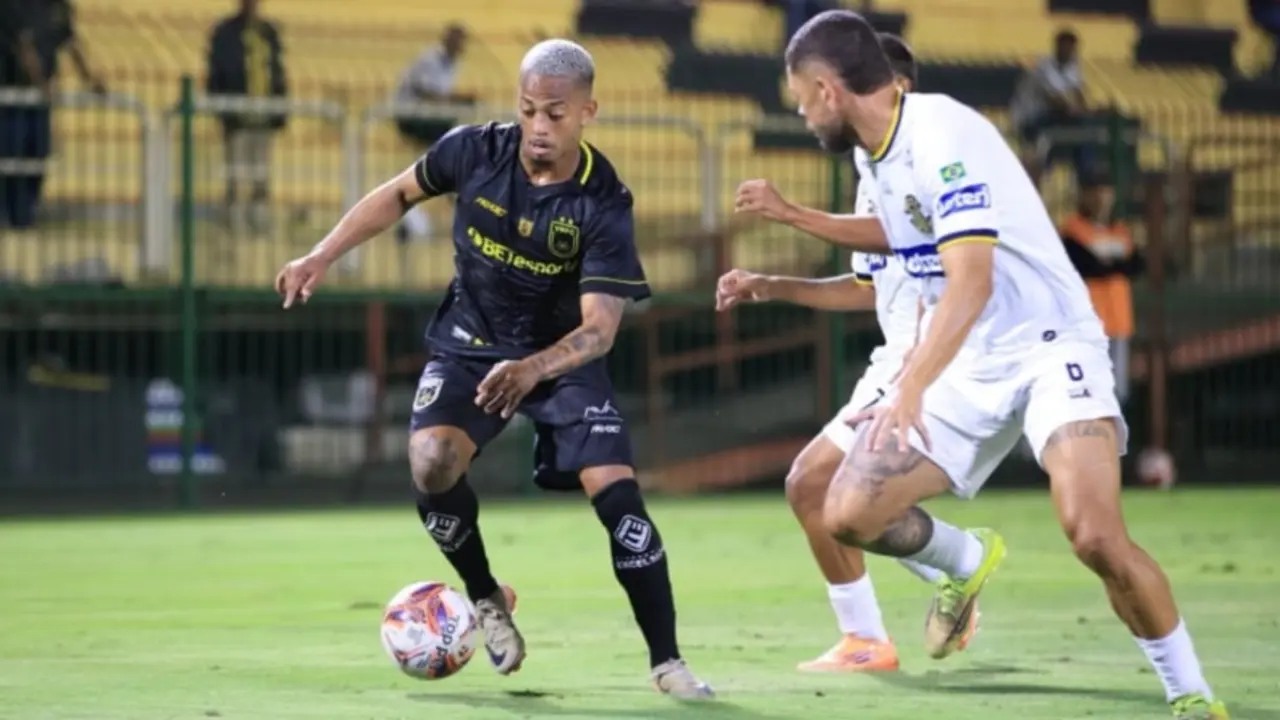 Jogadores de Volta Redonda e São Gonçalo EC disputam bola durante empate que classificou o time gonçalense na Copa Rio Jogadores de Volta Redonda e São Gonçalo EC disputam bola durante empate que classificou o time gonçalense na Copa Rio