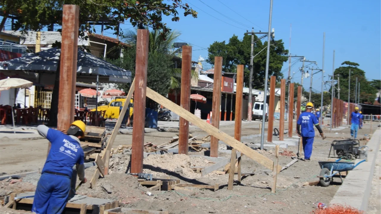 Trabalhadores concretam novas calçadas durante as obras na orla da Praia das Pedrinhas em São Gonçalo Trabalhadores concretam novas calçadas durante as obras na orla da Praia das Pedrinhas em São Gonçalo