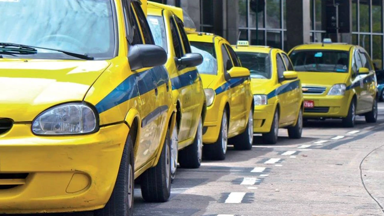 Taxistas auxiliares participam de evento no Sambódromo sobre a distribuição de novas autonomias no Rio de Janeiro