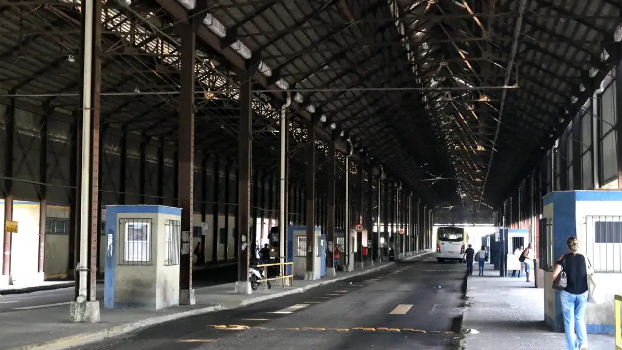Passageiros aguardam ônibus em ponto lotado durante greve dos rodoviários no Rio de Janeiro Passageiros aguardam ônibus em ponto lotado durante greve dos rodoviários no Rio de Janeiro