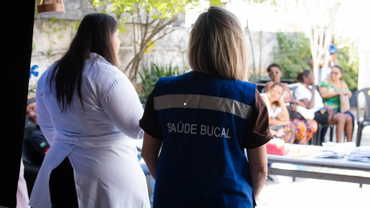 Profissional orienta pacientes sobre saúde bucal no CAPS II Ilma das Flores, em Itaboraí Profissional orienta pacientes sobre saúde bucal no CAPS II Ilma das Flores, em Itaboraí