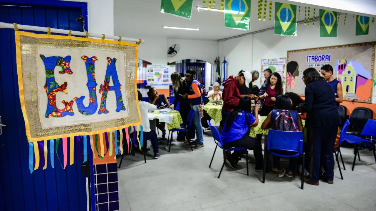 Estudantes da Educação de Jovens e Adultos participam da Semana VEJA em escola municipal de Itaboraí