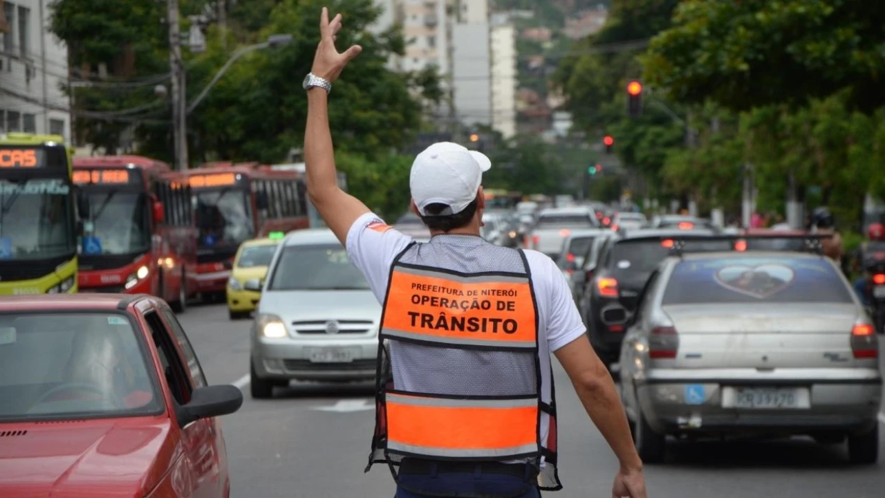 Agentes de trânsito orientam motoristas durante operação próxima ao Hospital Niterói D'Or, em Santa Rosa