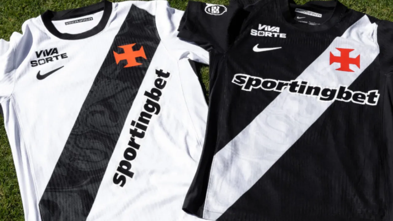 Jogadores do Vasco exibem a camisa com a marca da Sportingbet, nova patrocinadora máster do clube Jogadores do Vasco exibem a camisa com a marca da Sportingbet, nova patrocinadora máster do clube