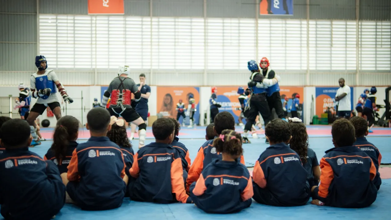 Crianças da rede municipal de Itaboraí visitam Centro de Treinamento de Lutas e conhecem campeão mundial de taekwondo Henrique Marques Crianças da rede municipal de Itaboraí visitam Centro de Treinamento de Lutas e conhecem campeão mundial de taekwondo Henrique Marques