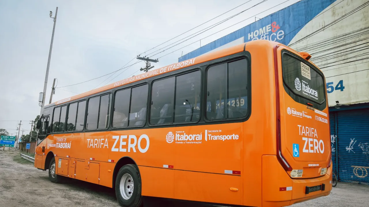 Ônibus do Tarifa Zero em circulação em Itaboraí durante mudança de itinerários Ônibus do Tarifa Zero em circulação em Itaboraí durante mudança de itinerários