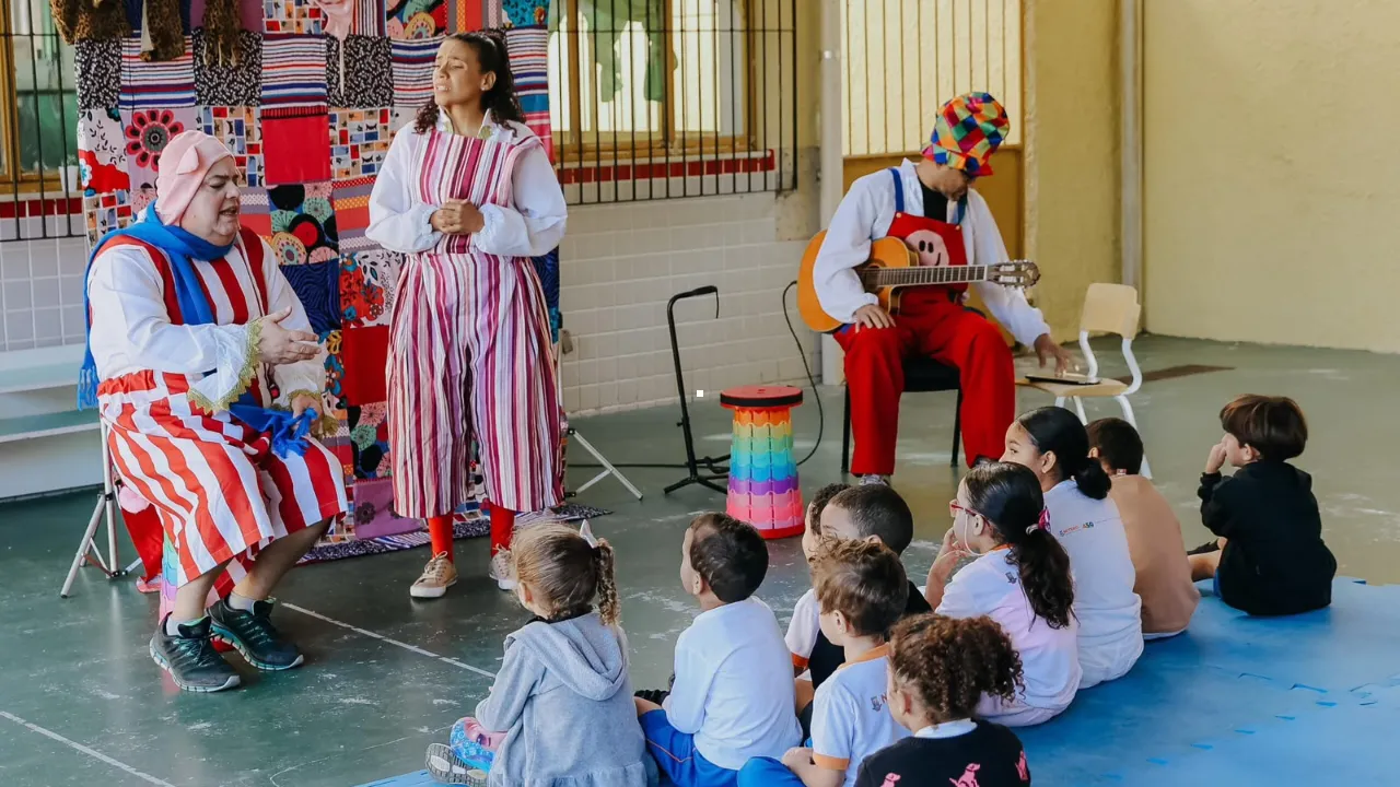 Crianças da rede municipal participam de oficina cultural em escola de Niterói durante o recesso