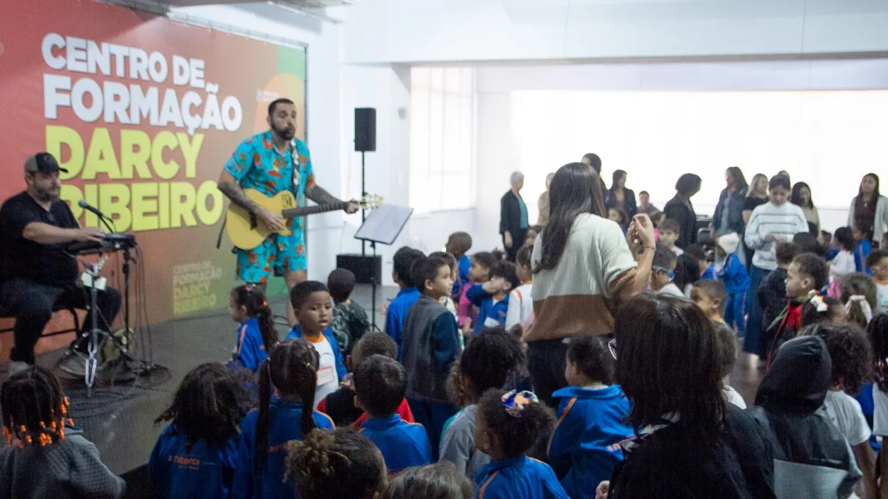 Crianças participam de atividades culturais e brincadeiras no programa Tô de Férias na Escola em Niterói