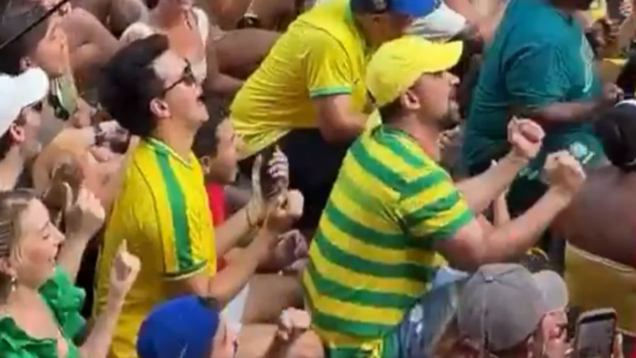 Torcedores brasileiros em arquibancada fazem coreografia antes de Brasil x Noruega