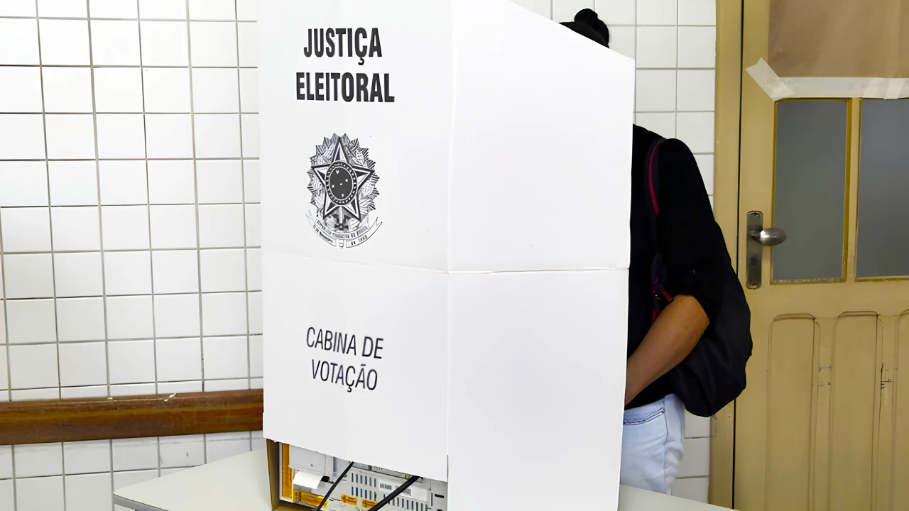 Mulher em cabina de votação em fotografia que ilustra reportagem sobre total de eleitores que poderão votar no Brasil nas eleições de outubro de 2026 Mulher em cabina de votação em fotografia que ilustra reportagem sobre total de eleitores que poderão votar no Brasil nas eleições de outubro de 2026