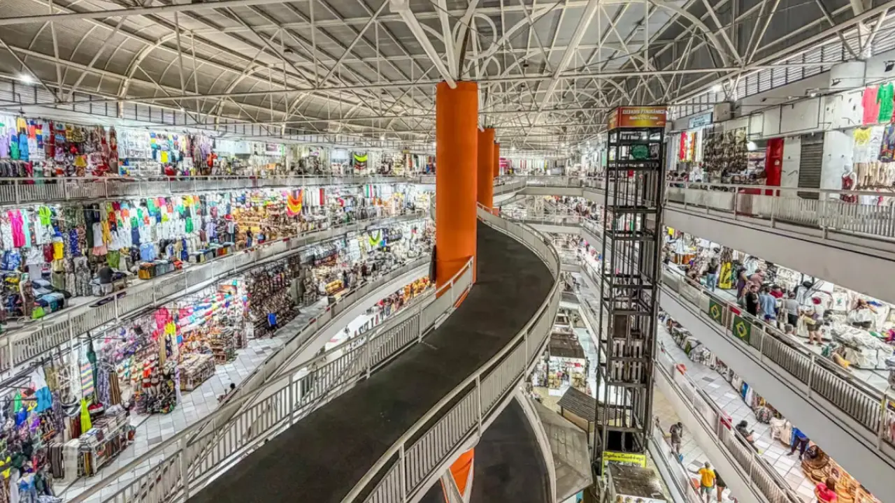 Funcionários trabalham em estabelecimento comercial durante feriado após novas regras do Ministério do Trabalho