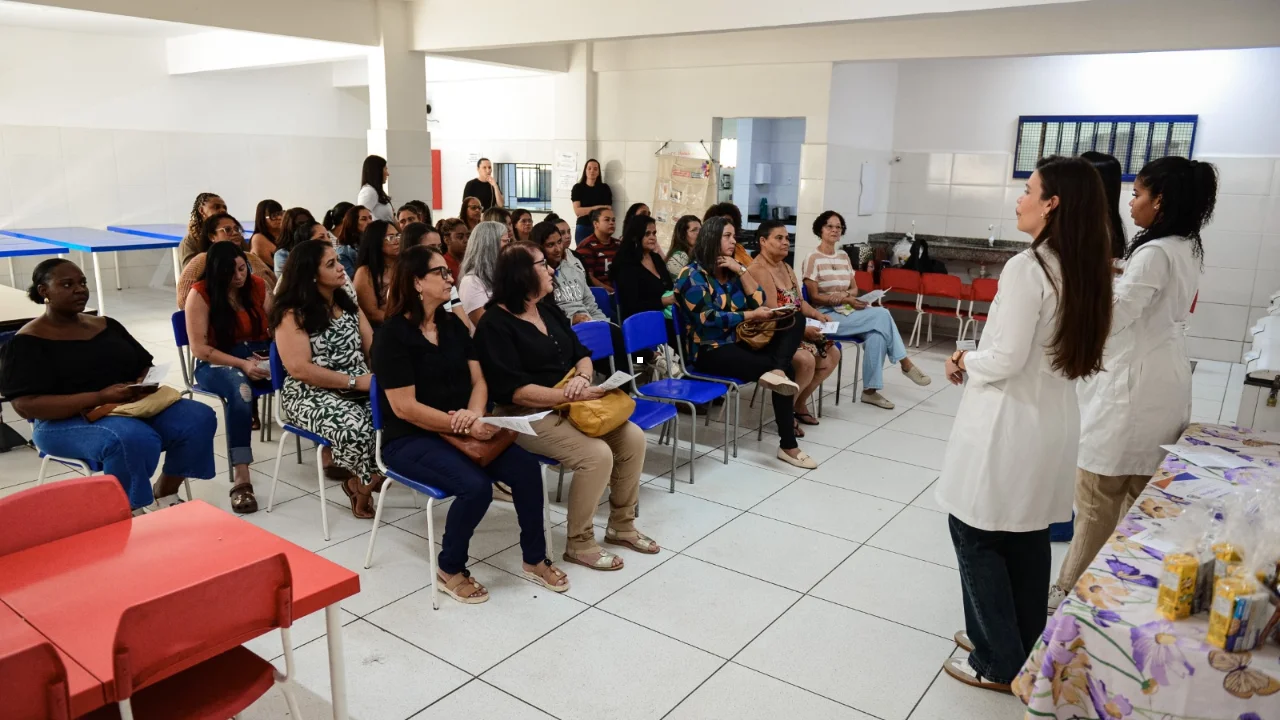 Merendeiras participam de treinamento sobre higiene e preparo seguro da alimentação escolar em Itaboraí