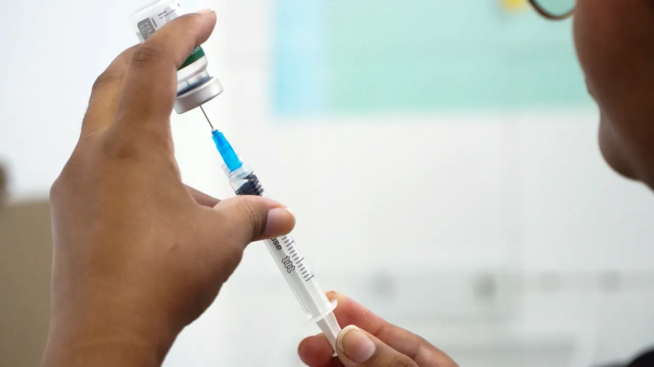 Profissional de saúde aplica vacina contra gripe em morador de São Gonçalo
