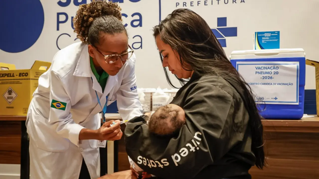 Profissional realiza vacinação no Rio durante campanha para atualizar cadernetas de crianças e adolescentes