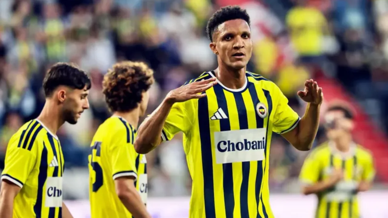 Rodrigo Becão em campo pelo Fenerbahçe; Vasco consultou a situação do zagueiro para reforçar a defesa Rodrigo Becão em campo pelo Fenerbahçe; Vasco consultou a situação do zagueiro para reforçar a defesa