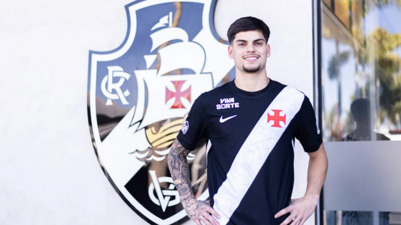 Paulinho, lateral-esquerdo contratado pelo Vasco, posa com camisa do clube após assinar até 2029 Paulinho, lateral-esquerdo contratado pelo Vasco, posa com camisa do clube após assinar até 2029