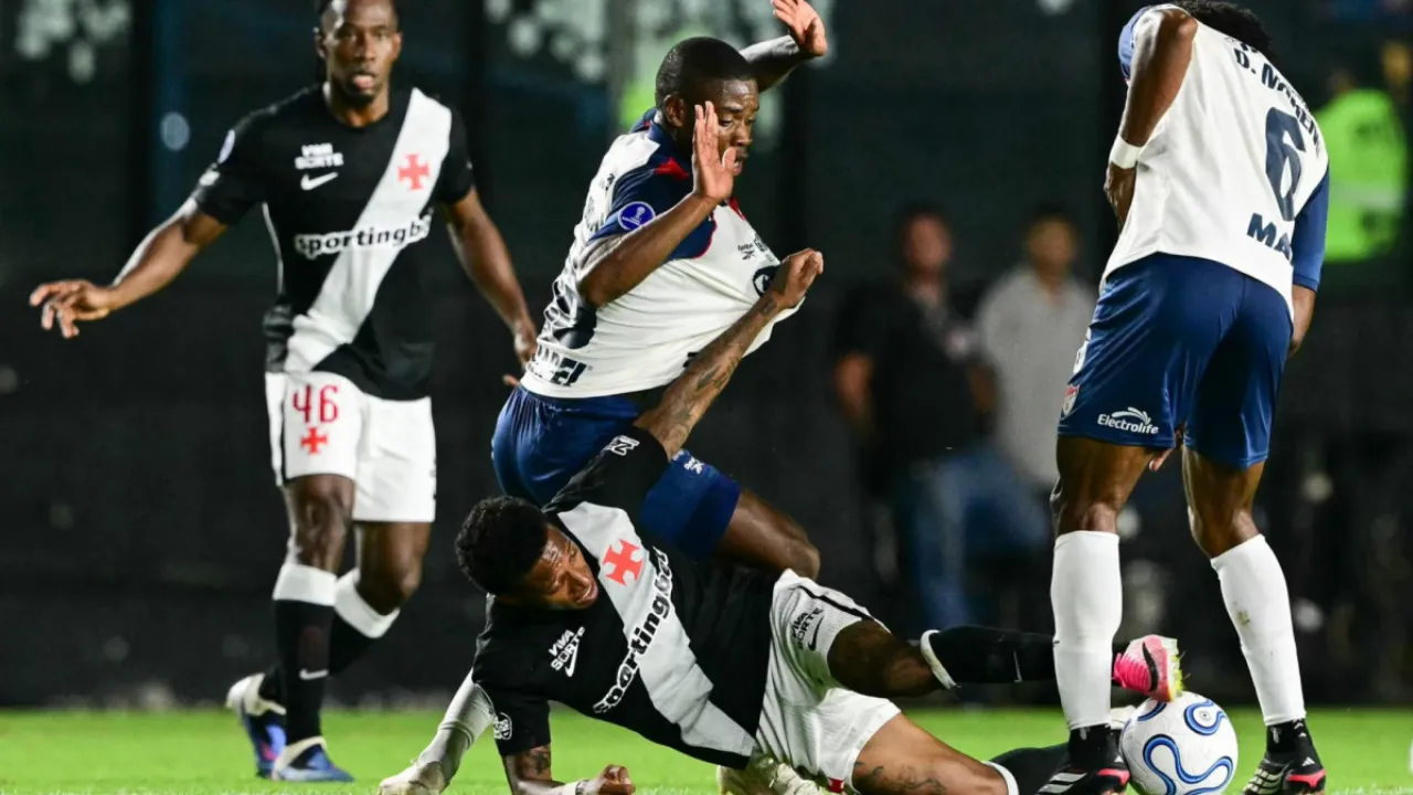 Thiago Mendes comemora gol da vitória do Vasco sobre o Independiente Medellín em São Januário