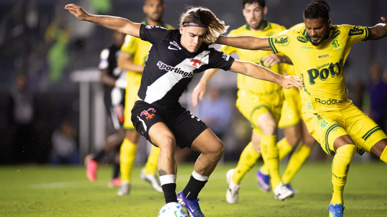 Andrés Gómez comemora o golaço do Vasco no empate por 1 a 1 com o Mirassol em São Januário