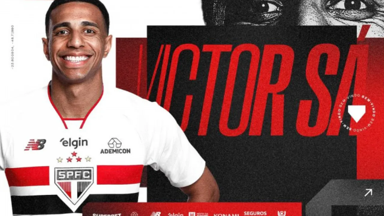 Victor Sá posa com a camisa do São Paulo após assinatura de contrato até 2029