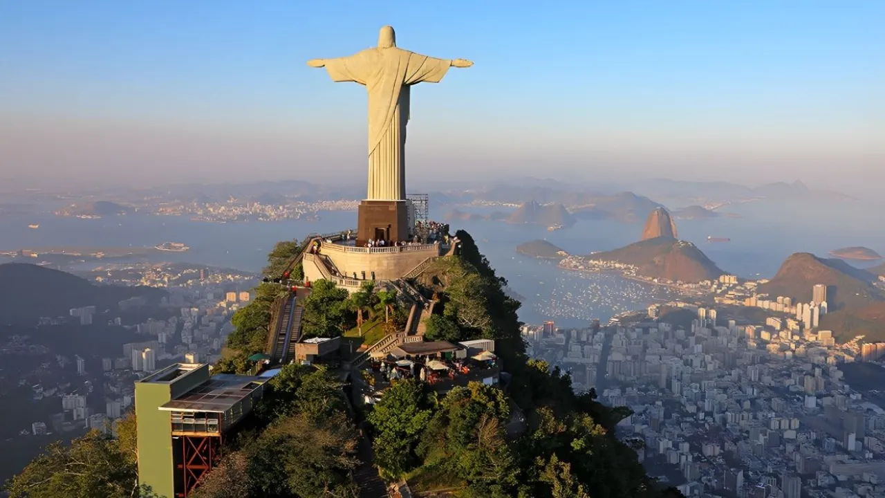 Visitantes circulam pelo Alto Corcovado, no Cristo Redentor, onde escadas rolantes passarão por substituição