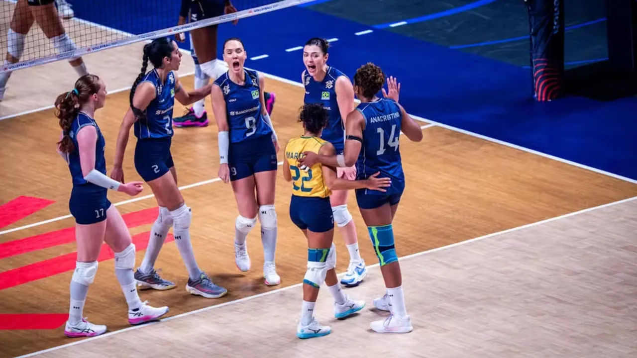 Jogadoras do Brasil comemoram vitória sobre a Itália e classificação à final da VNL Feminina 2026