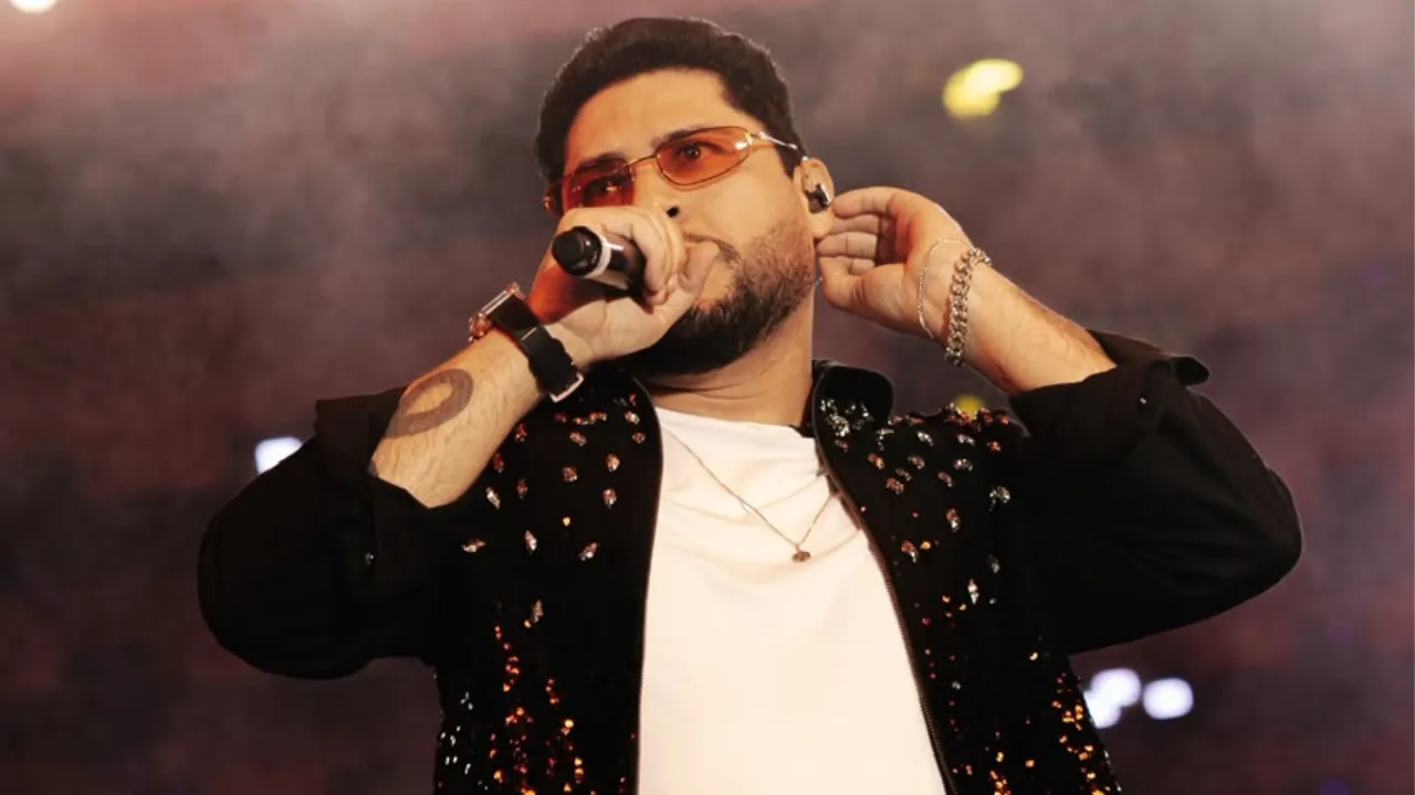 Ícaro Moraes se apresenta em show ao vivo relacionado ao VOMBORA! Festival em Duque de Caxias