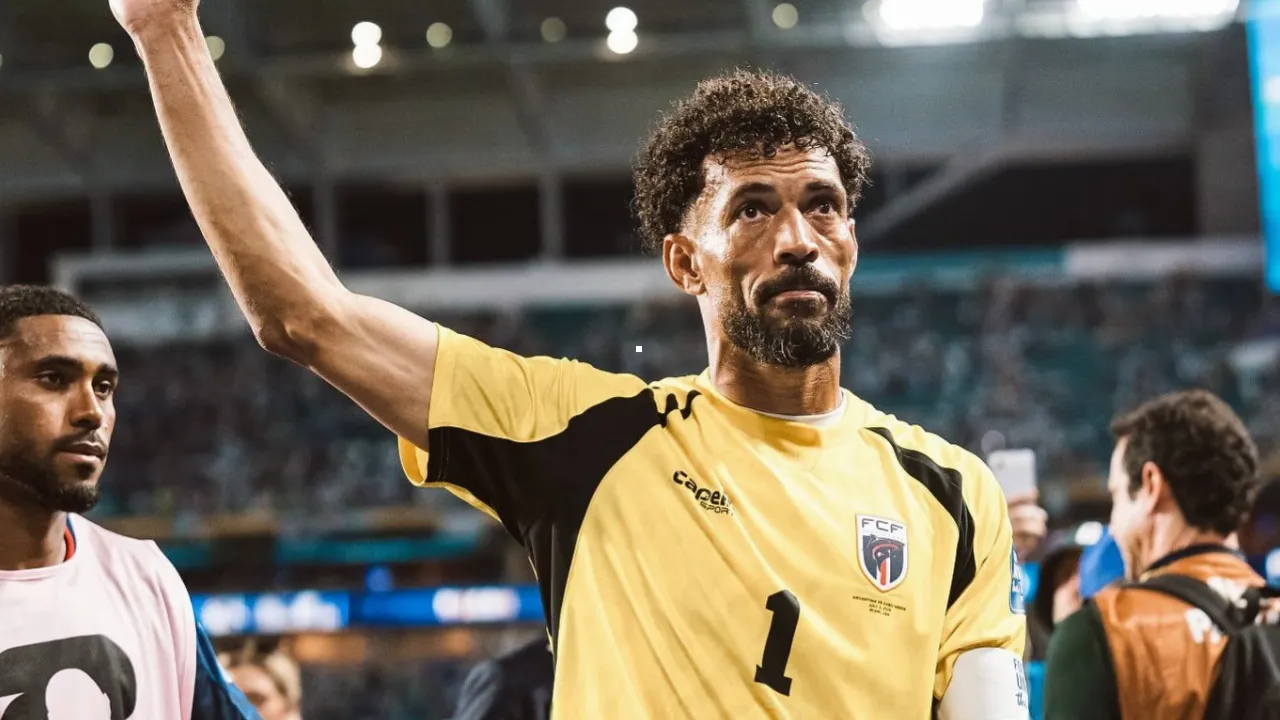 Vozinha comemora com a seleção de Cabo Verde antes de acertar sua transferência para o Colo-Colo