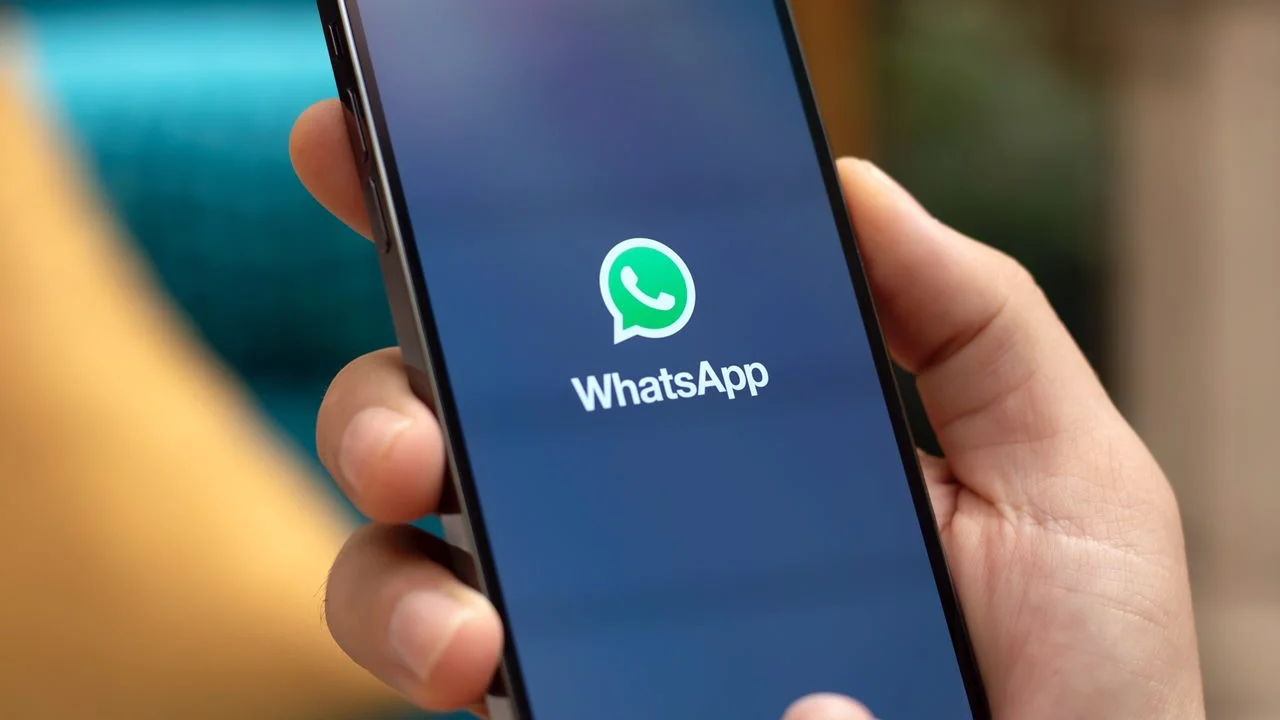 Tela de celular mostra opção do WhatsApp para reservar um nome de usuário com arroba Tela de celular mostra opção do WhatsApp para reservar um nome de usuário com arroba