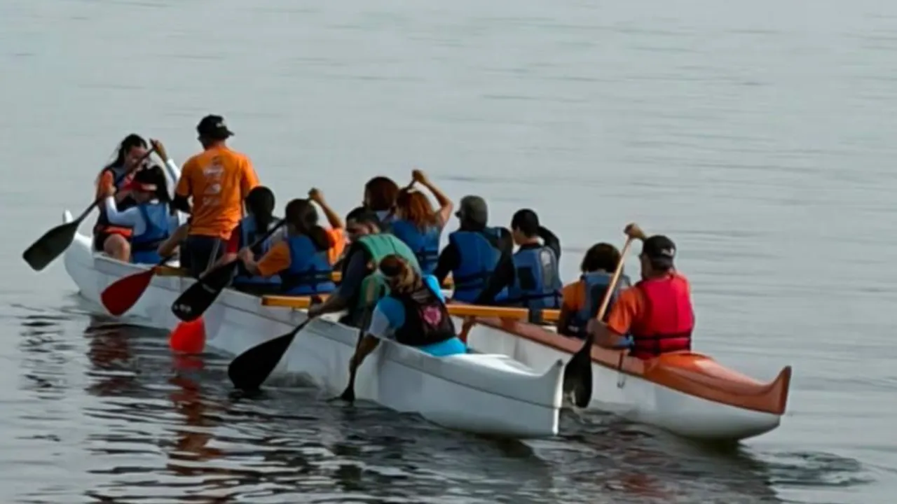Participantes de canoa havaiana durante workshop de Va’a Inclusivo para surdos em Niterói Participantes de canoa havaiana durante workshop de Va’a Inclusivo para surdos em Niterói