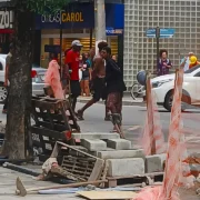 Rua da Conceição, no Centro de Niterói, em frente ao Palácio Arariboia, deixou de ser canteiro de obras para virar ringue de briga entre pessoas em situação de rua e trabalhadores de obra pública de revitalização da área