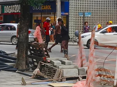 Rua da Conceição, no Centro de Niterói, em frente ao Palácio Arariboia, deixou de ser canteiro de obras para virar ringue de briga entre pessoas em situação de rua e trabalhadores de obra pública de revitalização da área