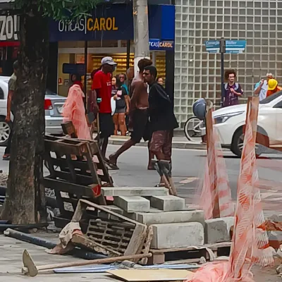 Rua da Conceição, no Centro de Niterói, em frente ao Palácio Arariboia, deixou de ser canteiro de obras para virar ringue de briga entre pessoas em situação de rua e trabalhadores de obra pública de revitalização da área