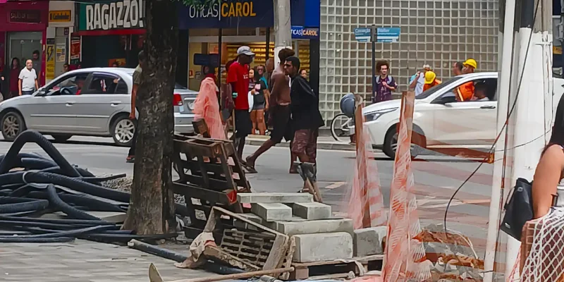 Rua da Conceição, no Centro de Niterói, em frente ao Palácio Arariboia, deixou de ser canteiro de obras para virar ringue de briga entre pessoas em situação de rua e trabalhadores de obra pública de revitalização da área
