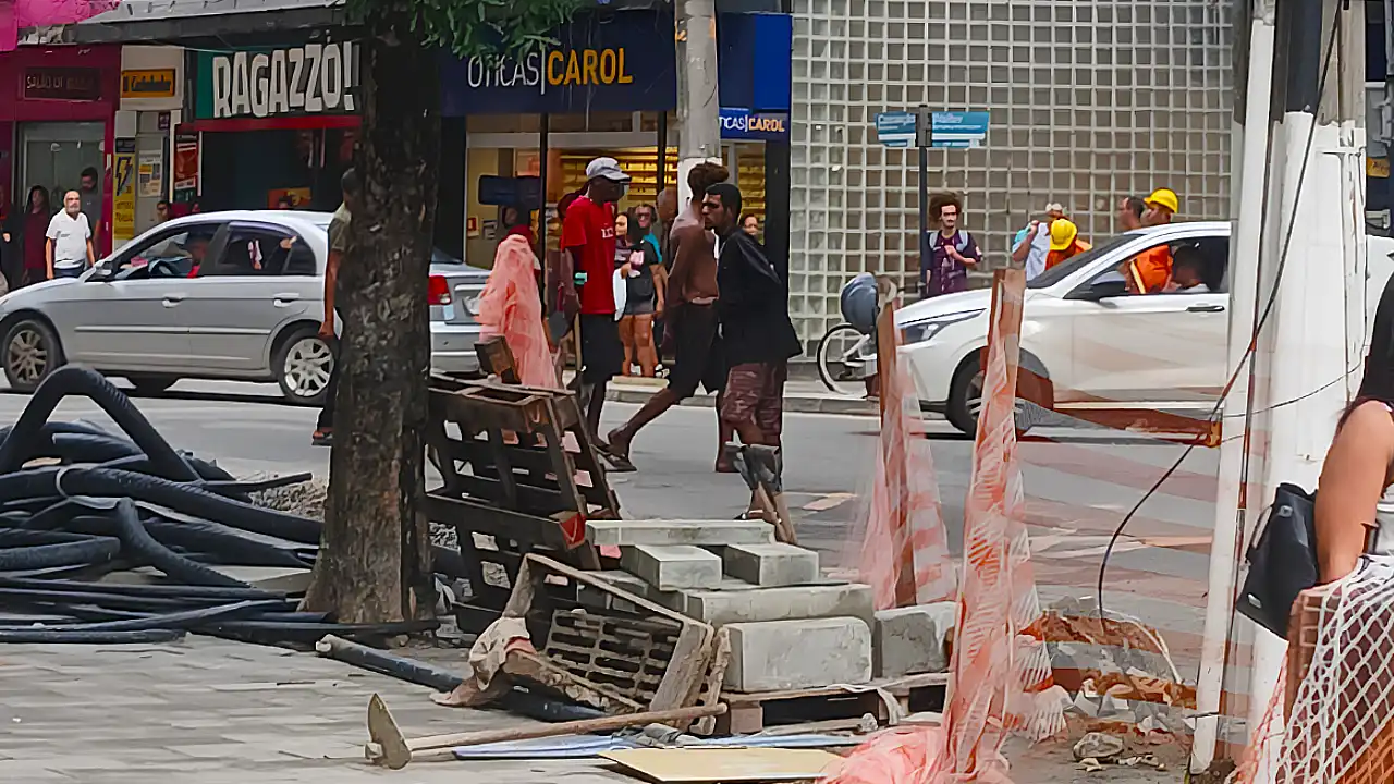 Rua da Conceição, no Centro de Niterói, em frente ao Palácio Arariboia, deixou de ser canteiro de obras para virar ringue de briga entre pessoas em situação de rua e trabalhadores de obra pública de revitalização da área