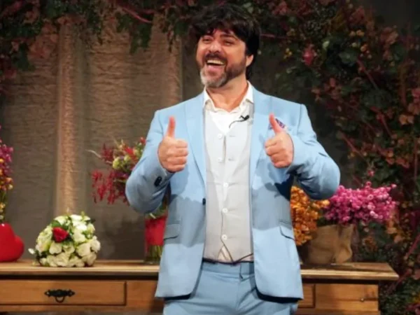 Ator Carlos Simões apresenta a comédia “Os Homens Querem Casar e as Mulheres Querem Sexo” neste sábado, 08/08, no teatro Nova Iguaçu Petrobrás