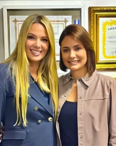 Fernanda Louback juntamente com a ex-primeira-dama Michele Bolsonaro, de quem é amiga e aliada | Reprodução