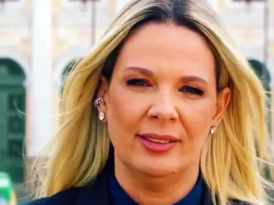 Vereadora de Niterói Fernanda Louback em frente ao prédio da Câmara Municipal de Niterói, outrora Assembleia Legislativa do Rio de Janeiro antes da fusão com a Guanabara, que aconteceu em 1975 | Reprodução