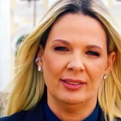 Vereadora de Niterói Fernanda Louback em frente ao prédio da Câmara Municipal de Niterói, outrora Assembleia Legislativa do Rio de Janeiro antes da fusão com a Guanabara, que aconteceu em 1975 | Reprodução